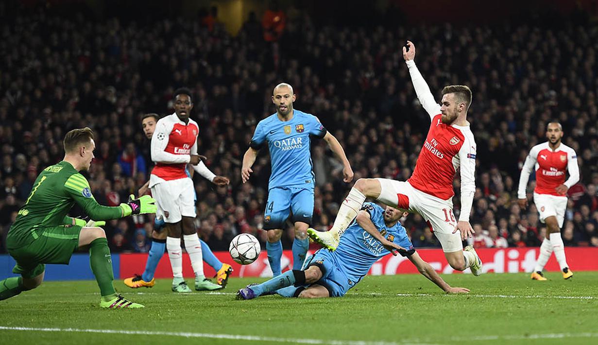 Gelandang Arsenal, Aaron Ramsey, berusaha membobol gawang Barcelona yang dijaga Marc Andre Ter Stegen. Arsenal gagal memanfaatkan peluangnya sebagai tuan rumah untuk mencetak gol dan meraih kemenangan. (Reuters/Dylan Martinez)