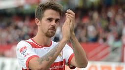 Martin Harnik. Pemain sayap Austria berusia 34 tahun yang kini memasuki musim kedua bersama TuS Dassendorf, klub yang berkompetisi di kasta kelima Liga Jerman ini mampu mencetak 6 gol ke gawang Bayern Munchen yang dikawal Manuel Neuer dari total 18 laga. (AFP/Christof Stache)