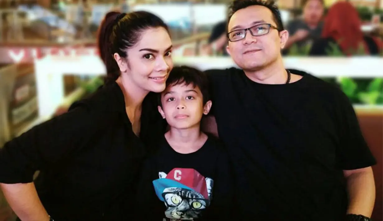 Kisah cinta pasangan Nova Soraya dan Kin Aulia berawal dari pertemuan pertama di salah satu kantor tabloid. Saat itu, Kin sedang ada wawancara. Sedangkan Nova mengantarkan temannya, almarhumah Sukma Ayu menemui kekasihnya, Bjah. (dok. Keluarga)