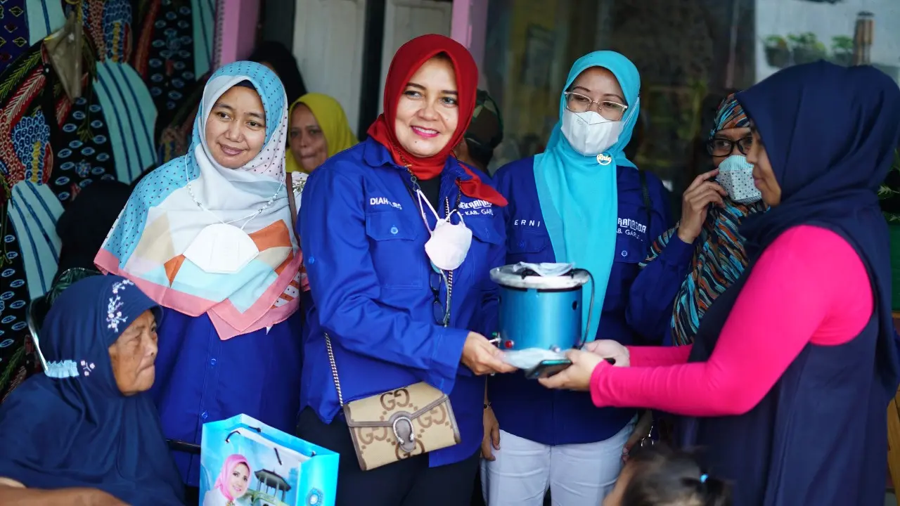 Ketua Umum Dekranasda Garut, Diah Kurniasari tengah menyerahkan bantuan kompor listrik kepada salah satu perwakilan pembatik Garut, Jawa Barat.