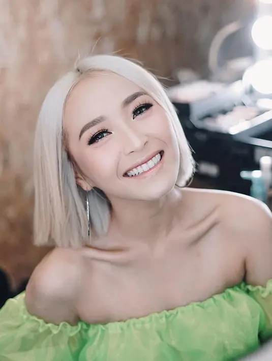 Bosan dengan penampilan lamanya, Rinni mencoba penampilan baru dengan mengubah warna rambutnya. Kini penampilannya lebih catchy jika dibandingkan dengan penampilan sebelumnya. (Liputan6.com/IG/rinni_w)