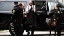 Komedian Bill Cosby bersiap tiba untuk sidang kekerasan seksualnya di Gedung Pengadilan Montgomery, Pennsylvania, Amerika Serikat, Senin (9/4). Nama Bill Corby melambung berkat perannya di serial sitkom populer The Cosby Show. (AP Photo/Corey Perrine)