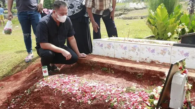 Penuh Haru, Ini 7 Potret Vicky Prasetyo Ziarah Ke Makam Ibu Kalina Ocktaranny