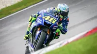 Pebalap Movistar Yamaha, Valentino Rossi, menguji motor YZR-M1 dengan winglet yang disembunyikan di dalam fairing pada hari kedua tes Sepang, Selasa (31/1/2017). (Bola.com/Twitter/MotoGP)