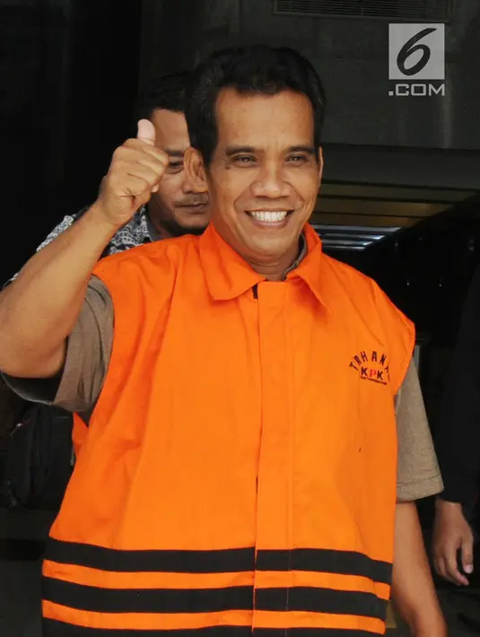 Tersangka penyuap Bupati Subang Imas Aryumningsih, Data mengacungkan jempol usai menjalani pemeriksaan di Gedung KPK, Jakarta, Rabu (14/3). Data diperiksa sebagai tersangka kasus dugaan suap pengurusan izin di Pemkab Subang. (Merdeka.com/Dwi Narwoko)