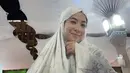 Dalam beberapa unggahan terbarunya di Mekah, ia tampak anggun mempesona dengan hijab yang dikenakan. [Instagram/fenirose]