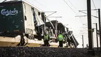 Kereta di Great Belt Bridge di Denmark dihantam objek keras. (AP)
