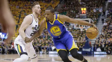 Pemain Golden State Warriors, Kevin Durant berusaha melewati pemain Utah Jazz, Gordon Hayward pada pertandingan Semifinal Wilayah Barat Playoffs NBA 2017 di Salt Lake City (5/6). Dalam pertandingan ini Durant tampil menawan. (AP Photo/Rick Bowmer)