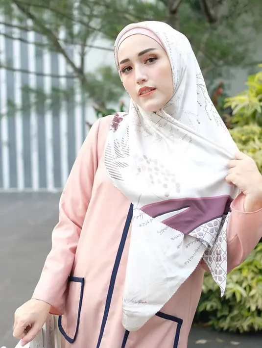 Adelia juga tidak kalah cantik dengan menggunakan hijab yang sedikit bermotif. Adelia juga memadukannya dengan kemeja berwarna nude terang untuk melengkapi penampilannya. (Liputan6.com/adeliapasha)
