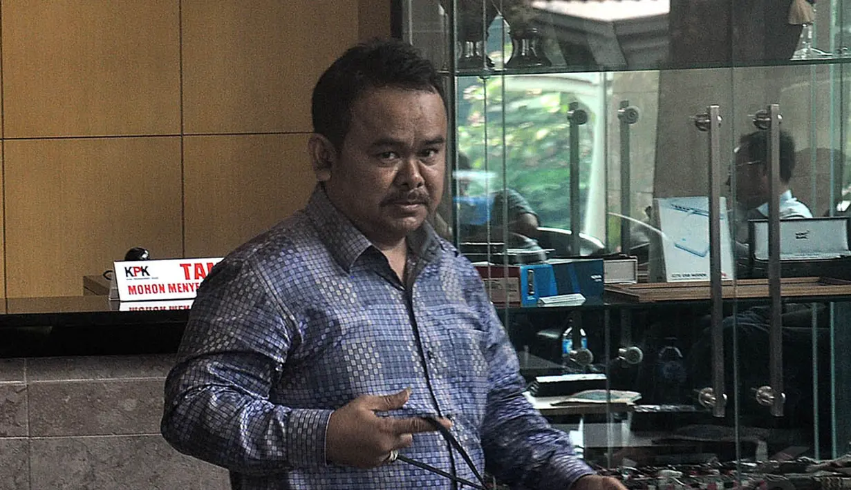 Walikota Serang Tubagus Haerul Jaman saat tiba di Gedung KPK, Jakarta, (1/10/14). (Liputan6.com/Miftahul Hayat)