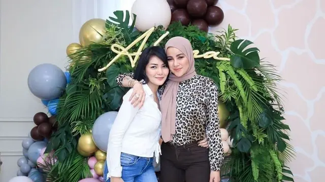 6 Potret Kebersamaan Seleb dan Istri Mantan Suami, Akrab Banget