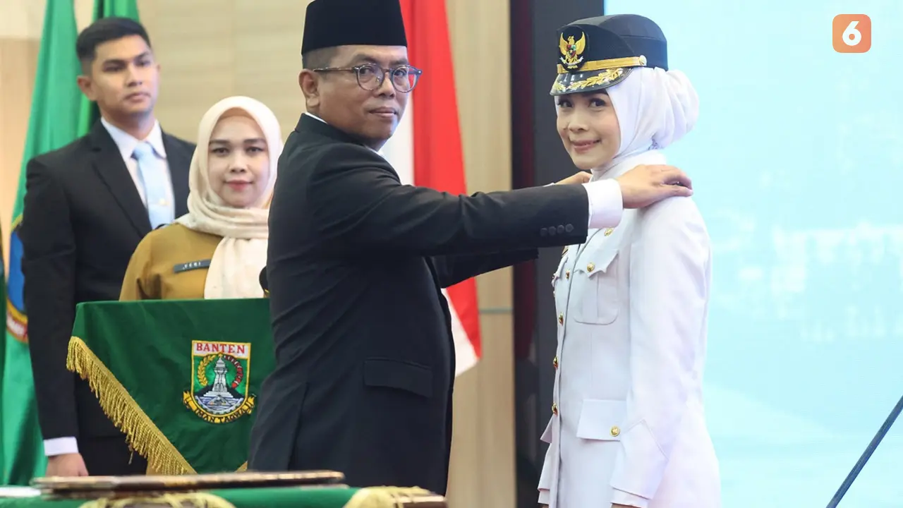 Gubernur Banten, Andra Soni, Lantik Ratu Zakiyah Jadi Bupati Serang Periode 2024-2029. (Selasa, 27/05/2025). (Yandhi Deslatama/Liputan6.com).