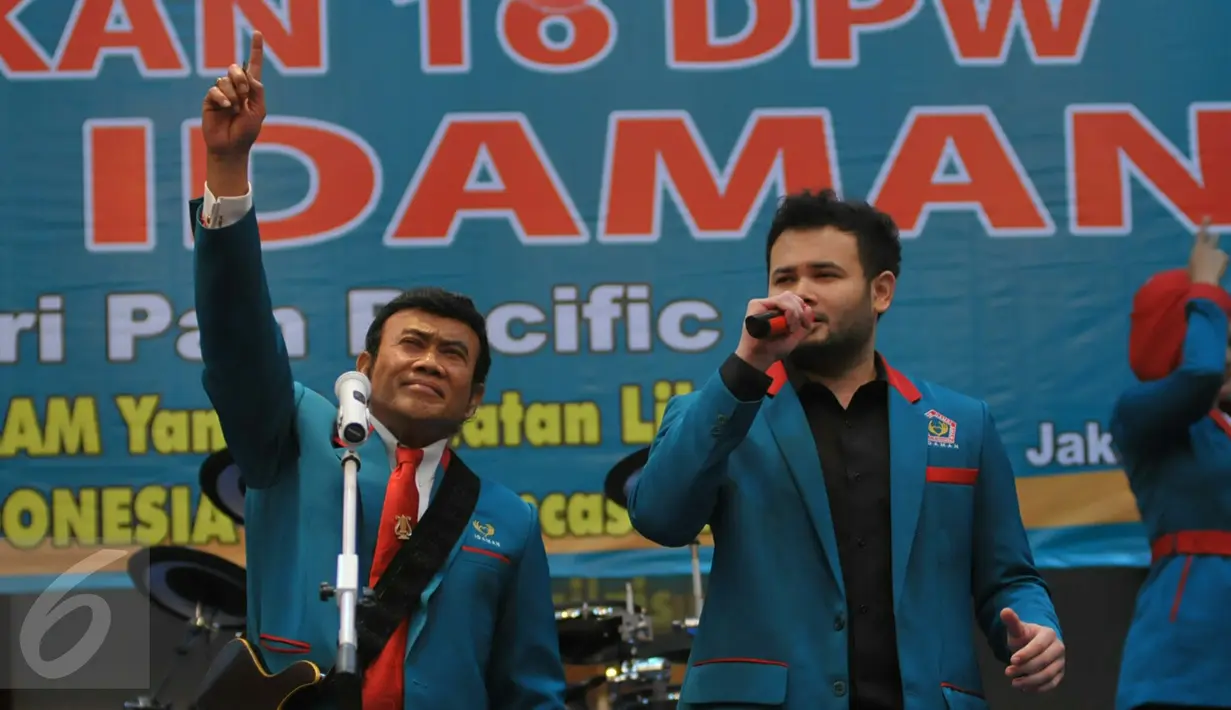Ketua Umum Partai Idaman, Rhoma Irama (kiri) berkolaborasi bersama sang anak, Ridho Rhoma menyanyikan lagu hits 'Taman Bunga' dan 'Stop' pada pelantikan 18 Dewan Pengurus Wilayah (DPW) Partai Idaman di Jakarta, Rabu (20/1).  (Liputan6.com/Faisal R Syam)