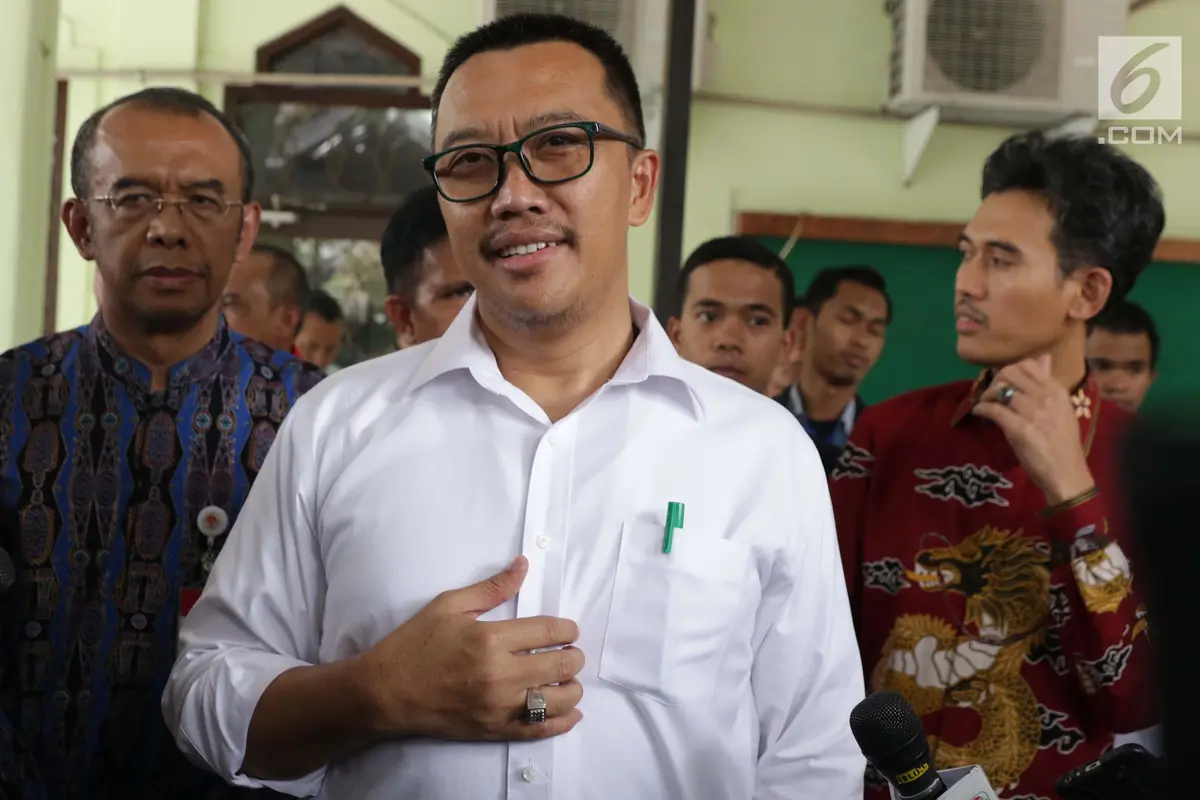 Menpora Imam Nahrawi Mainkan Raket Jelang Rapat Perpisahan