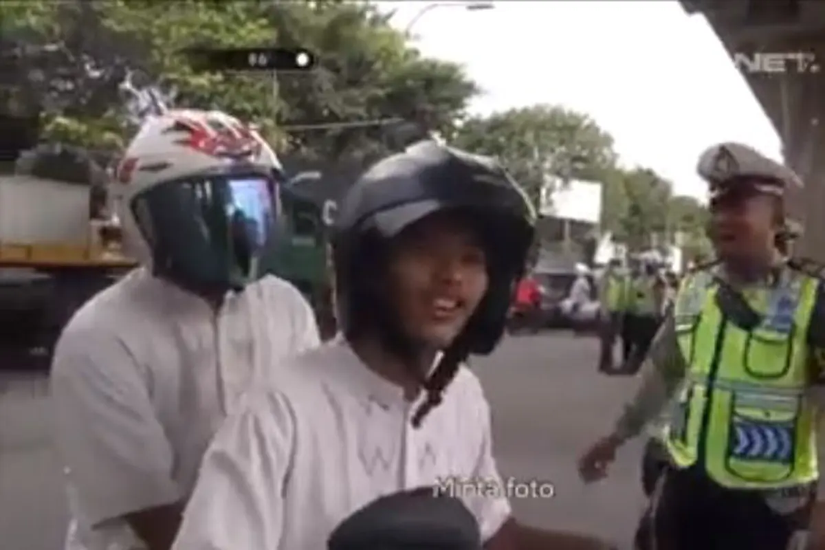 Anak SMA Gokil Nyamperin Razia Polisi Cuma Mau Foto Bareng Polwan
