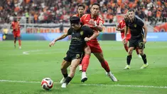 Pemain Persija Jakarta, Rizky Ridho (kanan) berusaha merebut bola dari pemain Borneo FC, Kei Hirosei dalam laga lanjutan BRI Super League 2025/2026 di Jakarta International Stadium (JIS), Jakarta Utara, Selasa (03/03/2026). (Bola.com/Abdul Aziz)