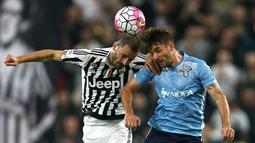 Bek Juventus, Leonardo Bonucci, duel dengan pemain Lazio, Filip Djordjevic, pada lanjutan Serie A di Stadion Juventus, Turin, Kamis (21/4/2016) dini hari WIB. (AFP/Marco Bertorello)