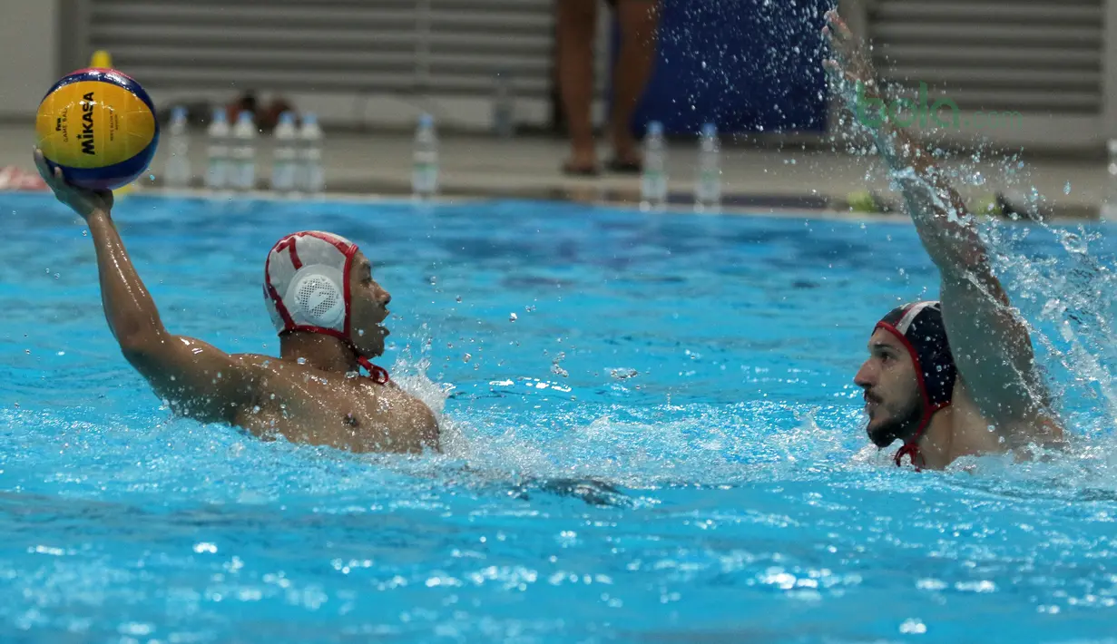 Beby Tarigan (kiri) mencoba melepaskan umpan melewati Atlet Polo Air Serbia pada latihan gabungan di Aquatic Center, Jakarta, Rabu (10/7/2018). Latihan tersebut sebagai persiapan tim Indonesia menuju Asian Games 2018. (Bola.com/Nick Hanoatubun)