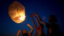 Sejumlah aktivis menerbangkan lentera untuk menerangi langit Gaza di pantai Ashkelon, Israel, (19/6). Aksi tersebut sebagai protes terhadap pengurangan pasokan listrik ke Gaza oleh pemerintah Israel. (AP Photo / Ariel Schalit)