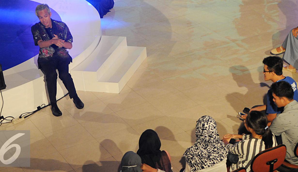 Gubernur Jawa Tengah Ganjar Pranowo menjawab pertanyaan mahasiswa saat EGTC 2016, Yogjakarta, Kamis (3/11) EGTC 2016 di kota terakhir ini sengaja menghadirkan sosok atau tokoh yang menginspirasi. (Liputan6.com/Helmi Afandi)