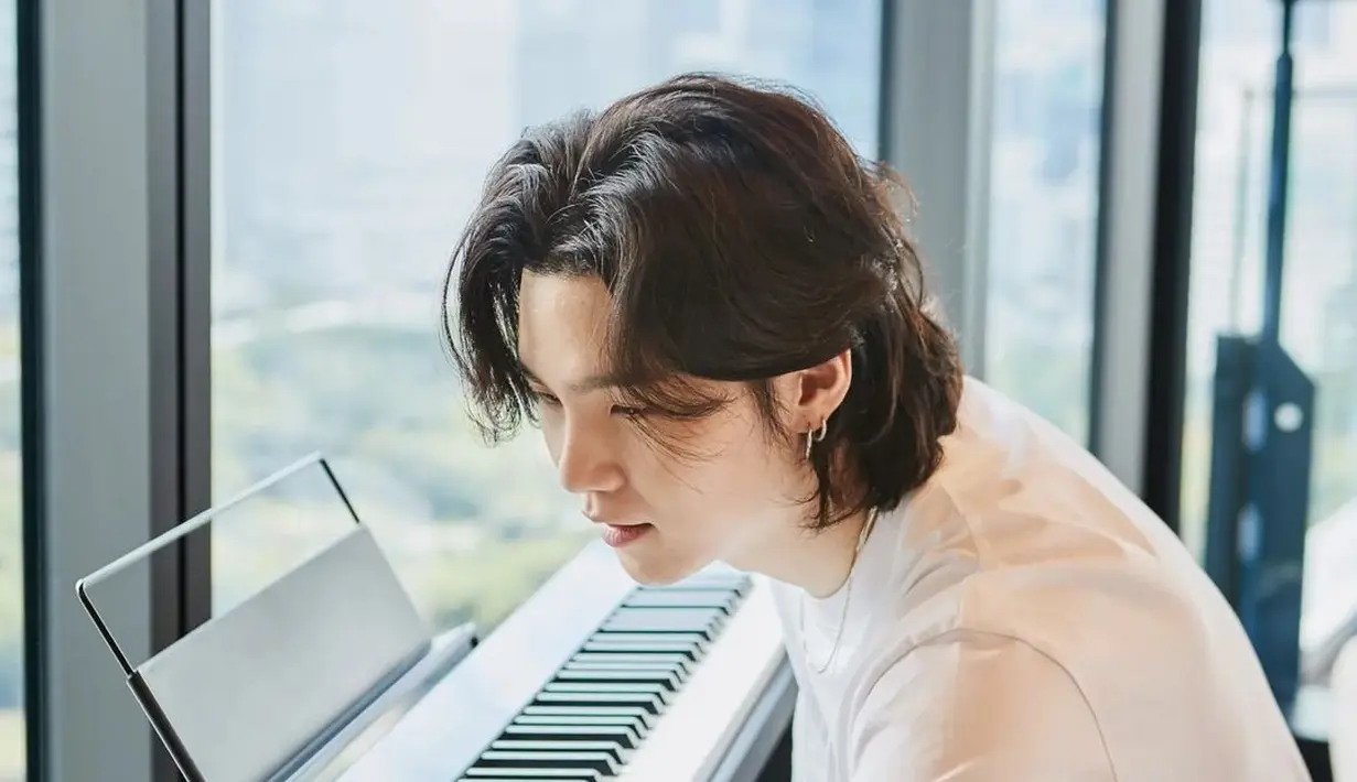 <p>Justru rambut gondrong yang dimiliki Suga BTS kini mencuri banyak perhatian penggemar. (FOTO: instagram.com/agustd/)</p>