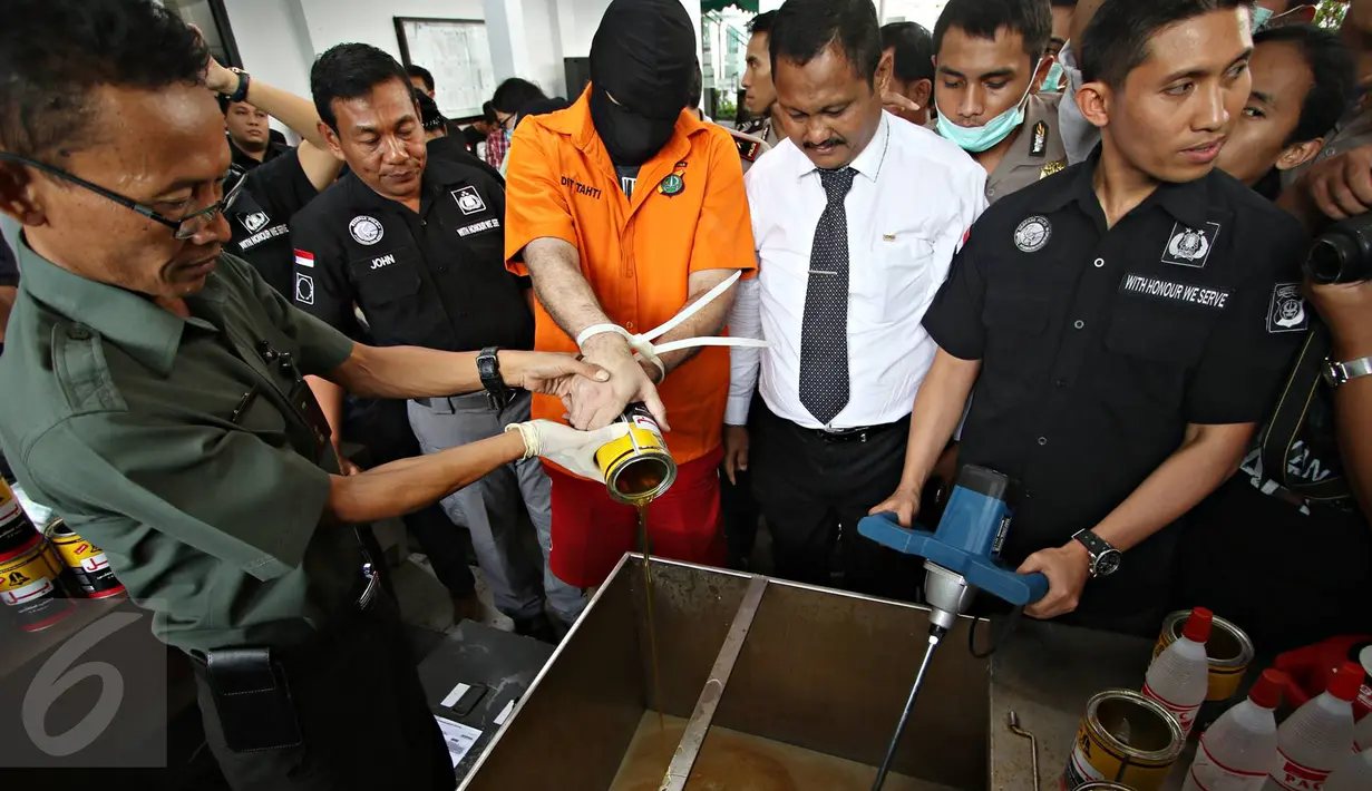 Direktorat Reserse Narkoba Polda Metro Jaya memusnahkan 42 Kg sabu cair menggunakan metode pengrusakan zat dengan asam sulfat, Jakarta, Kamis (16/6). Petugas juga memusnahkan 4,8 Kg Sabu kristal dan 109.700 butir ekstasi (Liputan6.com/Immanuel Antonius)