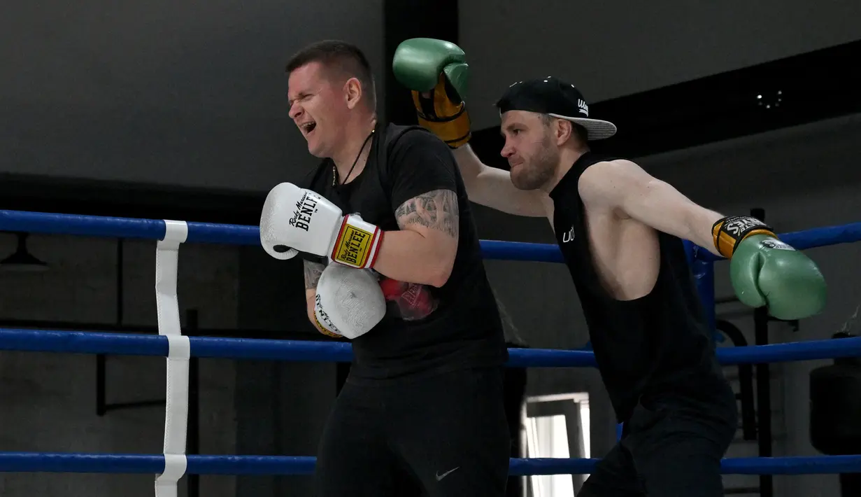 Petinju amatir berlatih di All Stars Boxing Club, Kiev, Ukraina, 10 Mei 2022. Suara hip hop bercampur dengan bunyi pukulan tinju saat sekelompok petinju melepaskan stres terpendam di tengah perang Ukraina. (Sergei SUPINSKY/AFP)