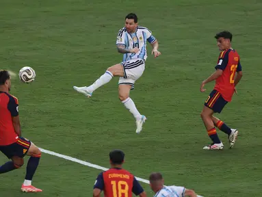 Pemain Argentina Lionel Messi melakukan tendangan yang mengenai wajah Mikel Merino selama pertandingan final Piala Dunia sepak bola antara Spanyol dan Argentina di East Rutherford, N.J., dekat New York, Minggu, 19 Juli 2026. (AP Photo/Adam Hunger)