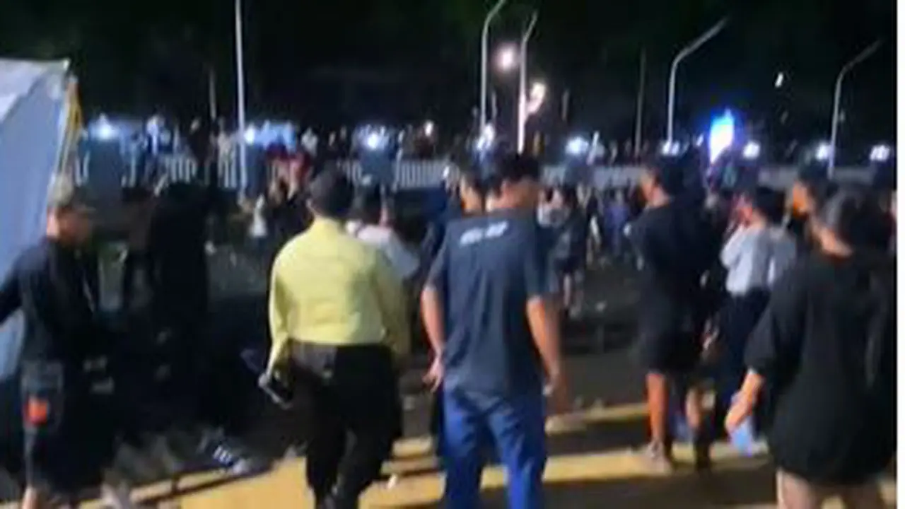Keributan terjadi saat konser salah satu Band reggae di Lapangan Parkir TVRI, Jakarta Pusat (Jakpus), pada Minggu (28/12/2025).