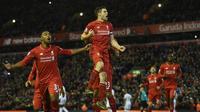 Gelandang Liverpool, James Milner, merayakan gol ke gawang Swansea City pada laga Premier League di Stadion Anfield, Livepool, Senin (30/11/2015) dini hari WIB. (AFP PHOTO/Paul Ellis)