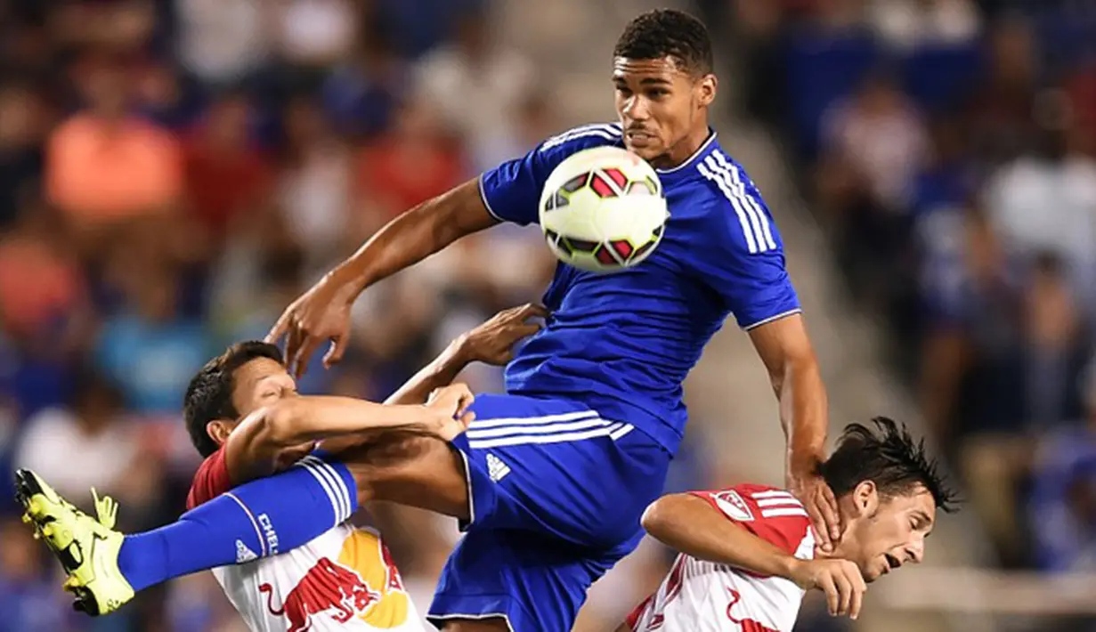 Gelandang Chelsea, Ruben Loftus-Cheek (tengah) berebut bola dengan dua pemain New York Red Bulls pada International Champions Cup 2015 di Red Bull Arena, Kamis (23/7/2015). New York Red Bulls menang atas Chelsea dengan skor 4-2. (AFP PHOTO/JEWEL SAMAD)