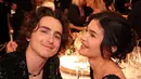 Pertama ada pasangan yang tengah dimabuk asmara, Kylie Jenner & Timothée Chalamet. Keduanya tampil serasi dengan outfit serba hitamnya.  [@kyliejennermidia]