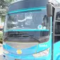 Pihak Damri mengeluarkan bus bantuan untuk mengangkut calon penumpang dari Pool di Bandung ke Bandara Kertajati. (Liputan6.com/Huyogo Simbolon)