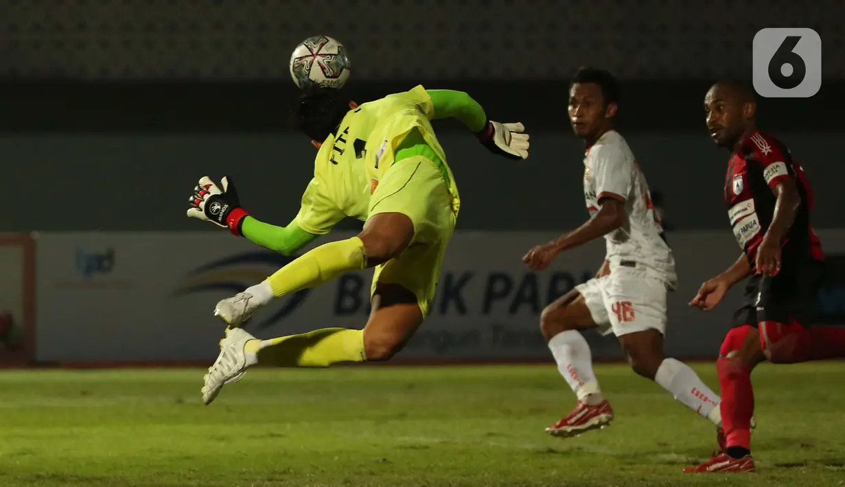 Kiper Persipura Jayapura, Fitrul Dwi Rustapa berusaha menghalau bola dalam pertandingan BRI Liga 1 2021/2022 melawan Persija Jakarta di Stadion Indomilk Arena, Kabupaten Tangerang, Minggu (19/9/2021). Persija Jakarta harus puas bermain tanpa gol. (Bola.com/Ikhwan Yanuar)