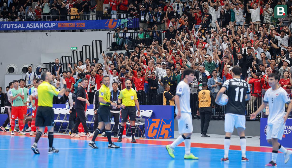 Para penonton sempat merayakan gol Timnas Futsal Indonesia ke gawang Irak meski pada akhirnya dianulir oleh wasit setelah meninjau Video Support pada laga Piala Asia Futsal 2026 di Indonesia Arena, Senayan, Jakarta, Sabtu (31/01/2026). (Bola.com/Bagaskara Lazuardi)