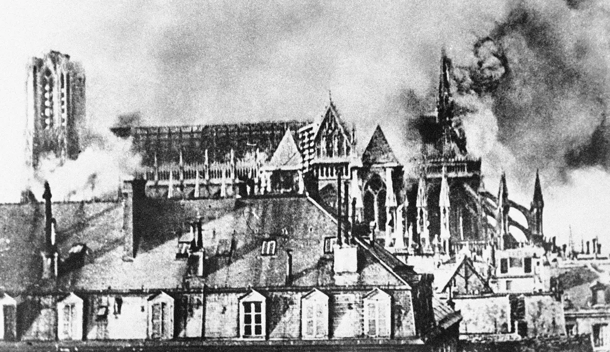 Katedral Reims Prancis terbakar setelah pemboman selama Perang Dunia I pada tahun 1914. Serangan tentara Jerman membuat kota rusak berat. Lebih dari 9 juta prajurit gugur dalam Perang Dunia I. (AP Photo, File)