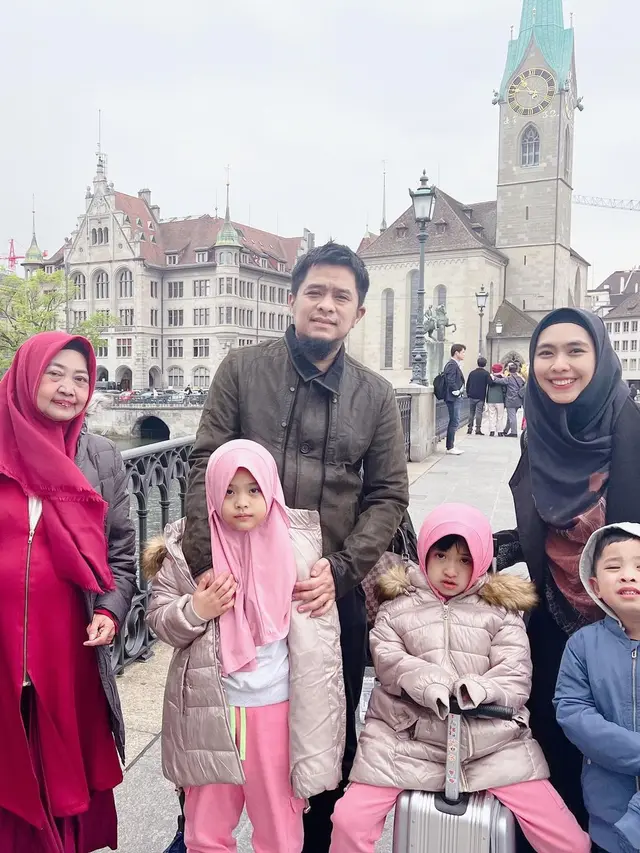 6 Potret Kedekatan Oki Setiana Dewi dan Ibunda Selama di Swiss, Penuh Kehangatan