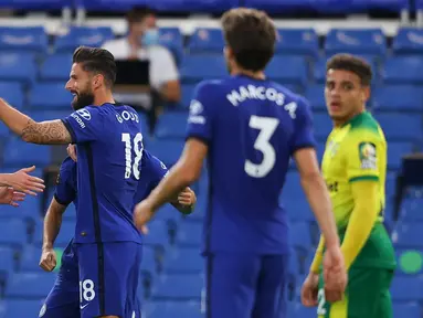 Penyerang Chelsea, Olivier Giroud (tengah) berselebrasi dengan rekan-rekannya usai mencetak gol ke gawang Norwich City pada pertandingan lanjutan Liga Inggris di Stamford Bridge, London, Inggris (14/7/2020).  Chelsea menang tipis 1-0 atas Norwich. (AP Photo/Richard Heathcote,Pool)