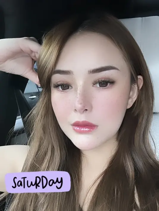 Menggunkan filter Instagram, Amanda Monopo pun terlihat dengan rambut panjang kecokelatan belah tengahnya.  @amandamanopo