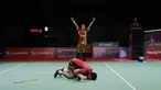 Setelah itu Fajar/Rian mampu menambah 4 poin beruntun untuk unggul 18-14 dan akhirnya menyudahi game kedua sekaligus memenangi laga final dengan skor 21-17. (Bola.com/Ikhwan Yanuar)