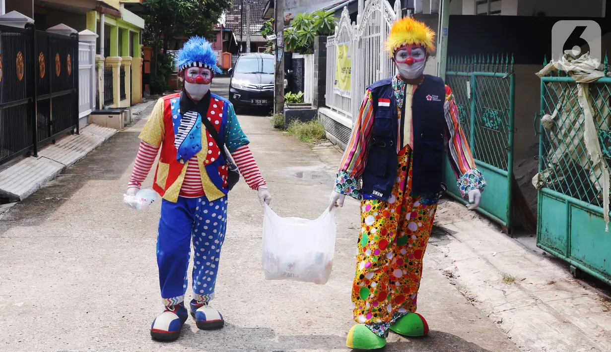 Komunitas Badut Tangerang  Raya (Batara) membagikan paket masker dan sabun cuci tangan gratis kepada warga di Larangan Selatan, Tangerang, Kamis (16/4/2020). PMI Kota Tangerang bersama Batara membagikan masker dan sabun cuci tangan untuk mencegah penyebaran COVID-19. (Liputan6.com/Angga Yuniar)