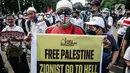 Pengunjuk rasa mengikuti aksi solidaritas untuk Palestina di depan Kedubes Amerika Serikat, Jumat (21/5/2021). Aksi yang diikuti berbagai elemen masyarakat dan ormas itu mengutuk serangan Israel dan mengajak masyarakat Indonesia untuk mendukung dan membantu Palestina. (Liputan6.com/Faizal Fanani)