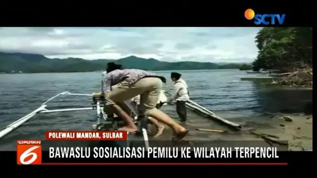 Bawaslu arungi Pulau Salama, Polewali Mandar, Sulawesi Barat, untuk sosialisasikan Pemilu 2019.