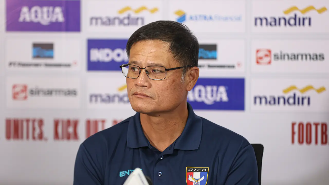 Pelatih Timnas Chinese Taipei, Huang Che-ming, dalam sesi konferensi pers jelang melawan Timnas Indonesia di Stadion Gelora Bung Tomo, Surabaya. (Abdul Aziz)