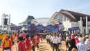 Maskot Piala Dunia U-17, Bacuya (tengah jauh) ikut menari bersama 1250 orang peserta saat acara off air senam massal pagi pada acara Karnaval SCTV yang digelar di Menara Pandang Teratai Purwokerto, Jawa Tengah pada Sabtu (23/09/2023). (Dok. SCTV)