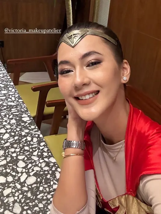 Untuk riasan wajah, ia memercayakan MUA Victoria yang memuluas wajahnya dengan nuansa kecoklatan. Terlihat dari lipstik matte coklat, riasan mata shimmer kecoklatan. Rambutnya pun diikat ke belakang model ponytail. [@paula_verhoeven]