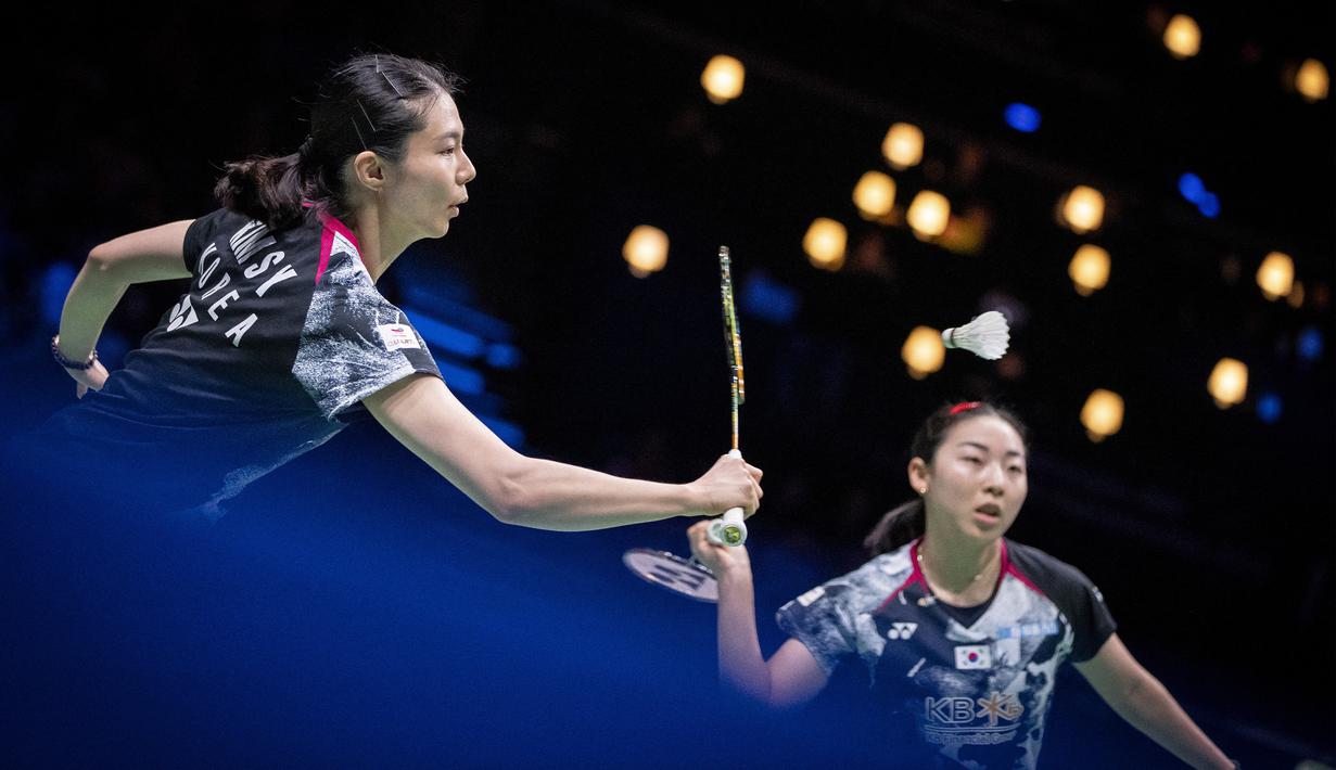 Ganda putri Korea Selatan, Kim So Yeong/Kong Hee Yong saat melawan ganda putri Indonesia dalam pertandingan semifinal di Kejuaraan Dunia 2023 yang berlangsung di Royal Arena, Copenhagen, Denmark, Sabtu (26/08/2023). (AFP/Ritzau Scanpix/Mads Claus Rasmussen)