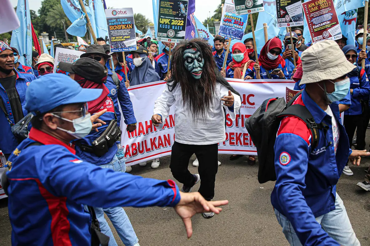 FOTO: Aksi Buruh Demo Tolak Omnibuslaw dan Kenaikan Upah 2022