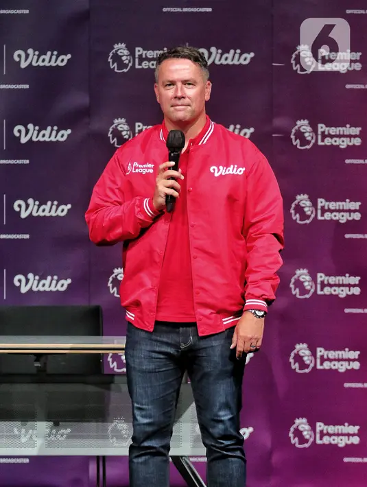 Mantan penyerang Liverpool dan Manchester United (MU) Michael Owen saat meet and greet di Gedung SCTV Tower, Jakarta, Minggu (21/8/2022). Dalam acara #owenkevidio meet and greet with Michael Owen menceritakan pengalaman terbaiknya dalam dunia sepak bola kepada para penggemar serta berfoto bersama. (Liputan6.com/Angga Yuniar)