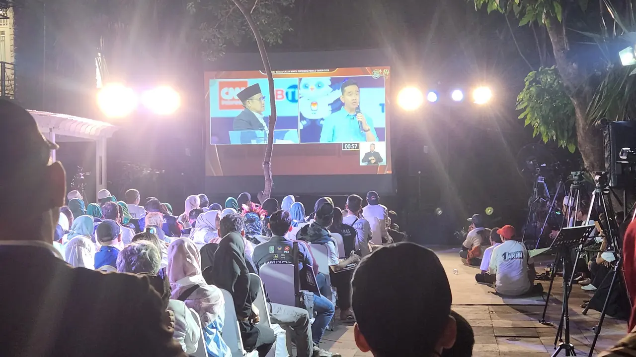 Tim Nasional Pemenangan Anies-Muhaimin (Timnas AMIN) menggelar acara nonton bareng (nobar) debat calon wakil presiden (cawapres) di rumah pemenangan AMIN, Jalan Diponegoro, Menteng, Jakarta Pusat, Jumat malam (22/12/2023). (Merdeka.com/Bachtiarudin Alam)